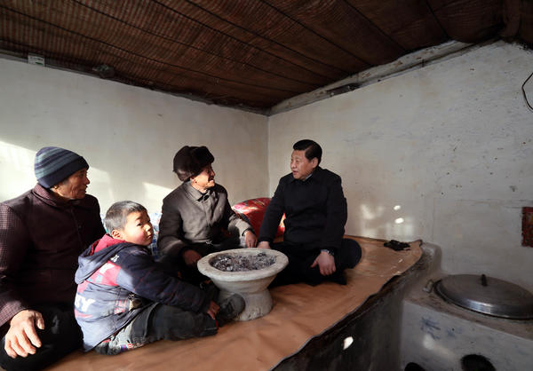 2012年12月30日,习近平在河北省阜平县龙泉关镇骆驼湾村看望慰问困难群众。